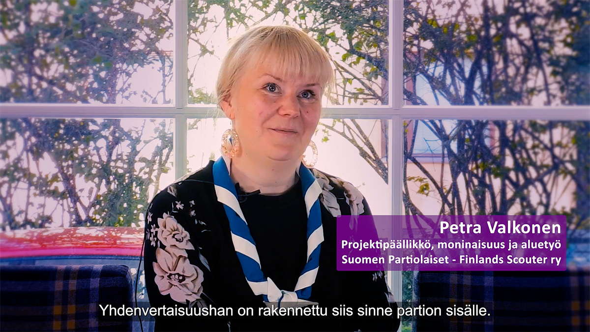 Petra Valkonen, projektipäällikkö, moninaisuus ja aluetyö, Suomen Partiolaiset sanoo videon kuvakaappauksessa: Yhdenvertaisuushan on rakennettu siis sinne partion sisälle.